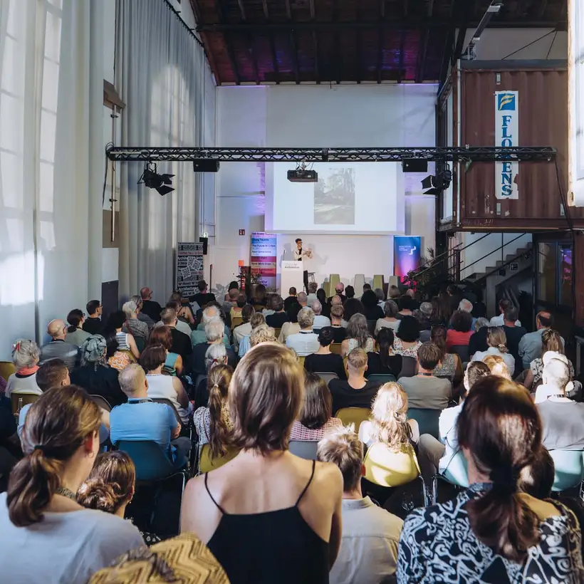 Architekturgespräche in Freiburg 2024, Publikums- und Saal-Ansicht mit Blick auf die Bühne