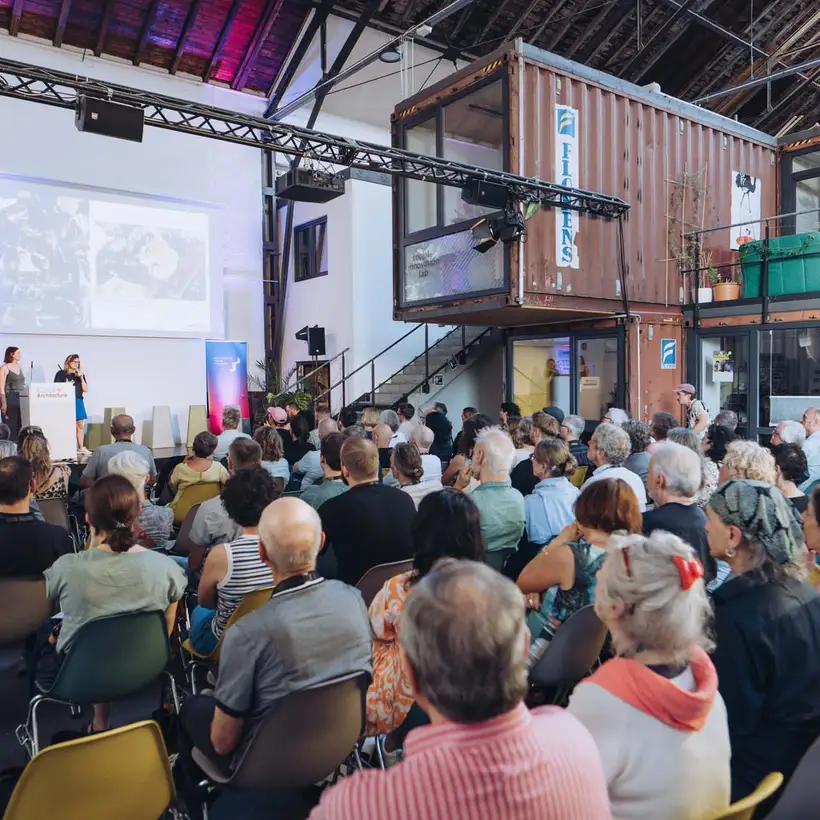 Architekturgespräche in Freiburg 2024, Referentinnen auf Bühne vor Publikums- und Saal-Ansicht
