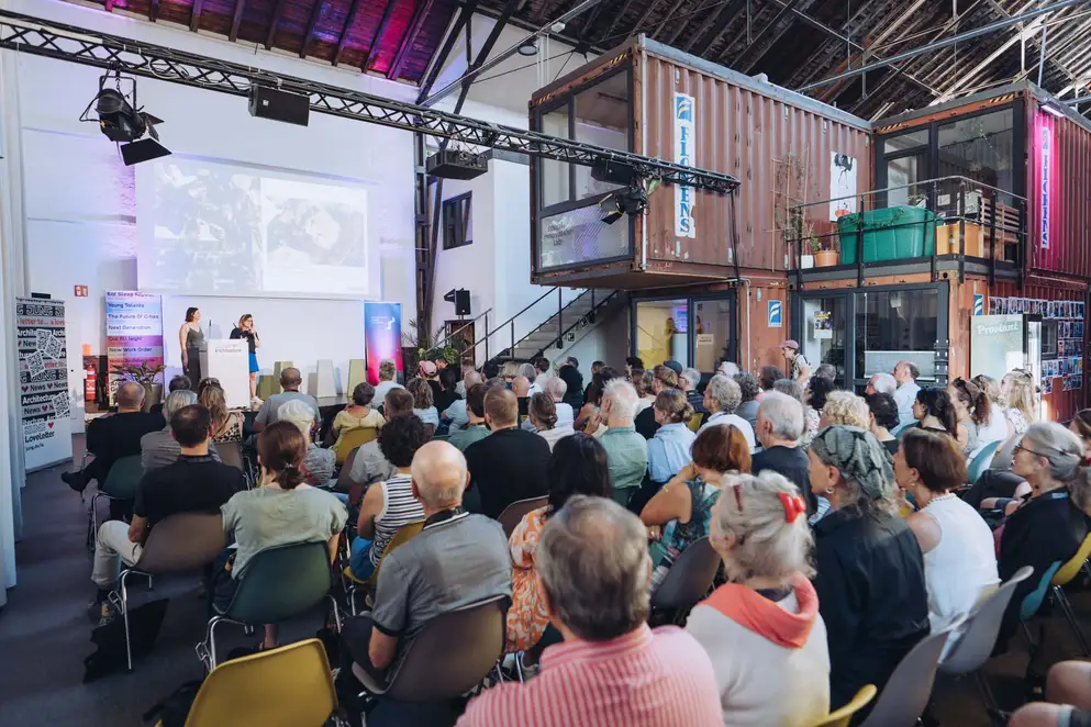 Architekturgespräche in Freiburg 2024, Referentinnen auf Bühne vor Publikums- und Saal-Ansicht