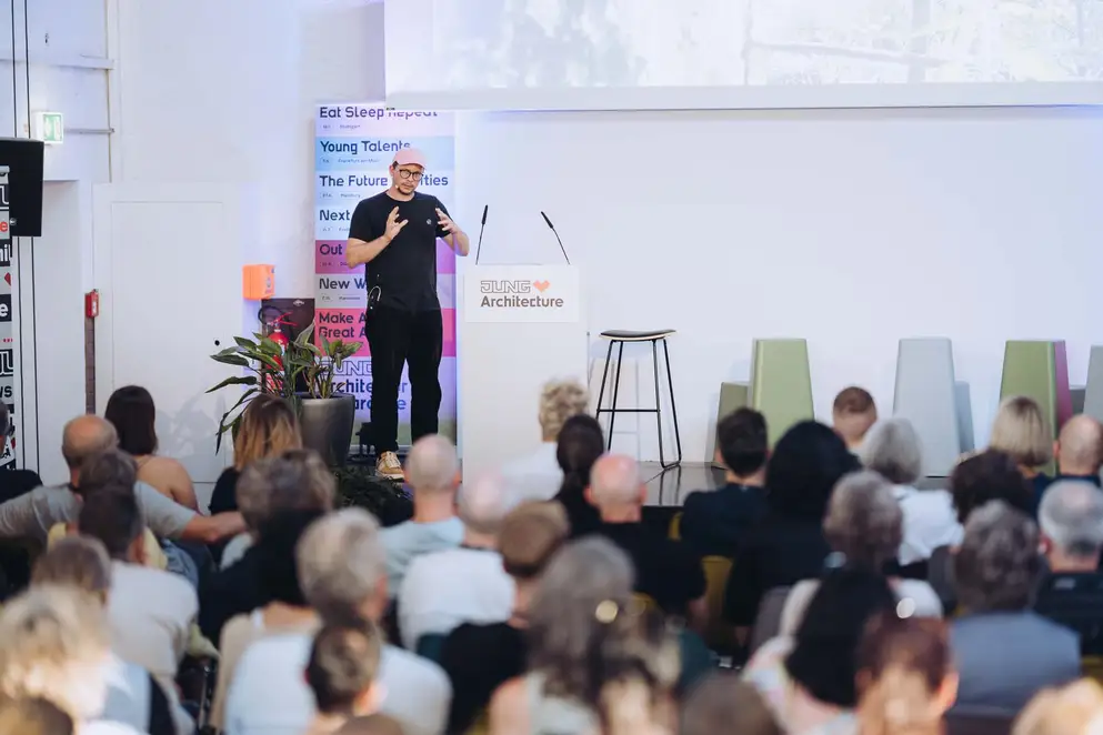 Architekturgespräche in Freiburg 2024, Referent auf Bühne vor Publikum