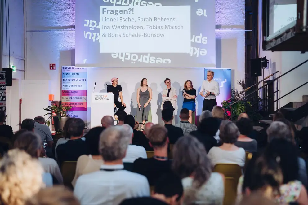 Architekturgespräche in Freiburg 2024, Referentinnen und Referenten mit Moderator auf Bühne vor Publikum