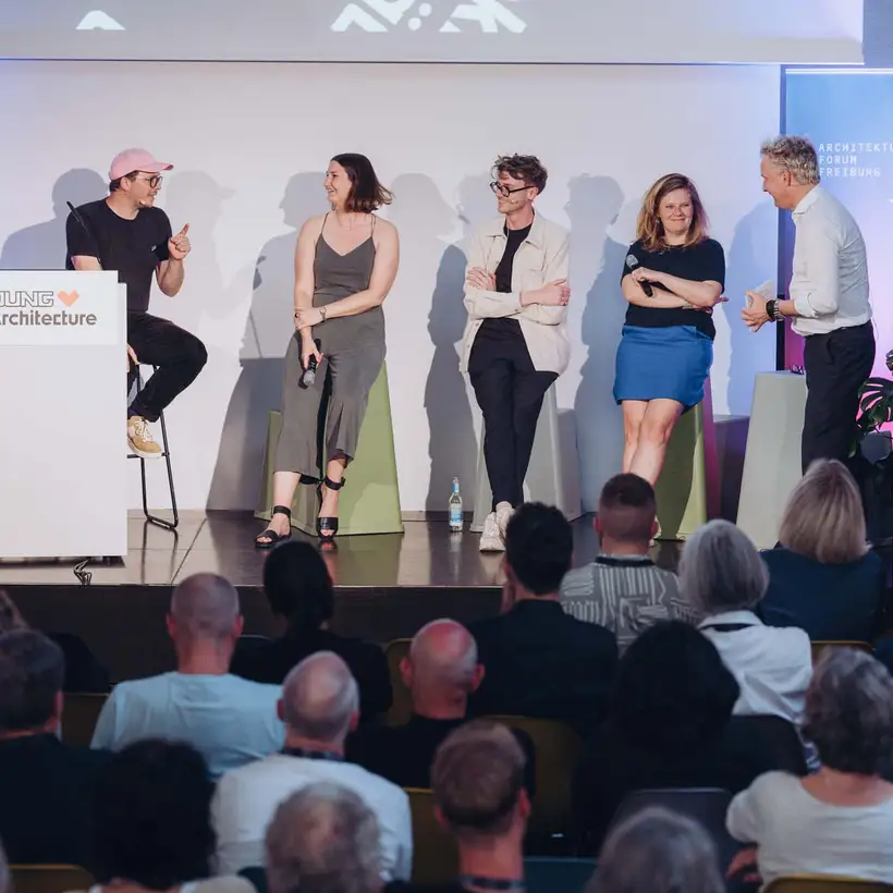 Architekturgespräche in Freiburg 2024, Referentinnen und Referenten mit Moderator auf Bühne vor Publikum