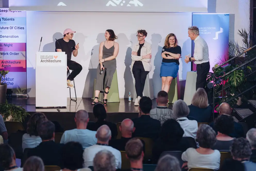 Architekturgespräche in Freiburg 2024, Referentinnen und Referenten mit Moderator auf Bühne vor Publikum