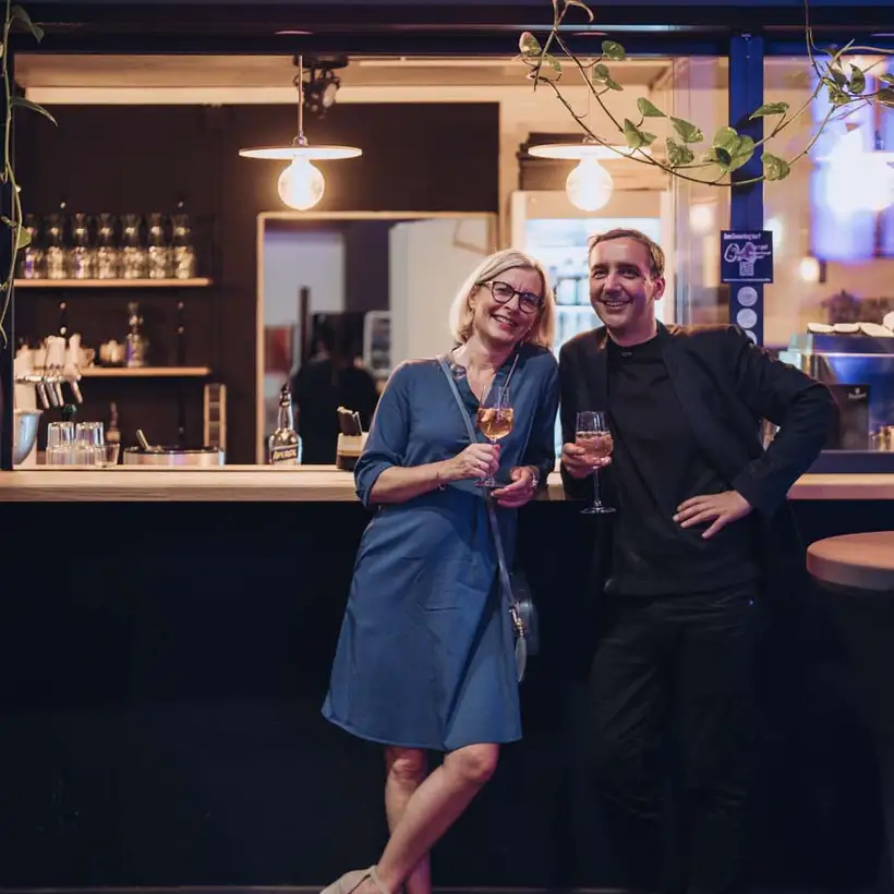 Architekturgespräche in Freiburg 2024, Personen im Gespräch an einer Bar