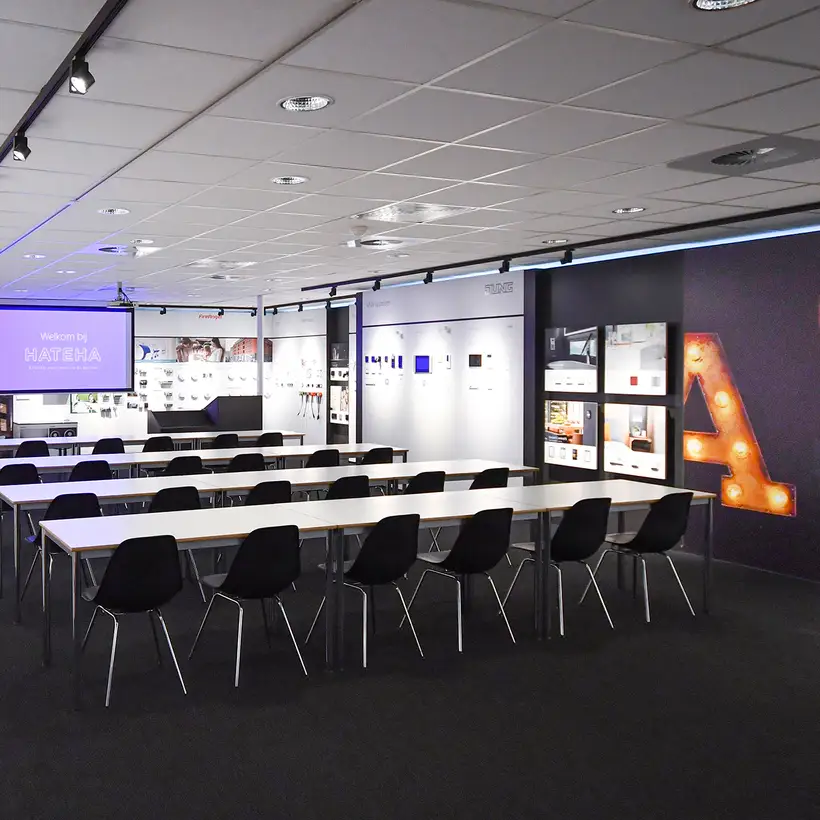 JUNG Brandsection Hateha, Schulungsraum mit Bestuhlung umgeben von Präsentationsdisplays