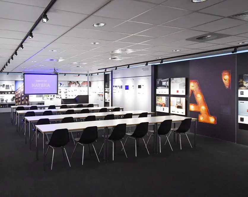 JUNG Brandsection Hateha, Schulungsraum mit Bestuhlung umgeben von Präsentationsdisplays