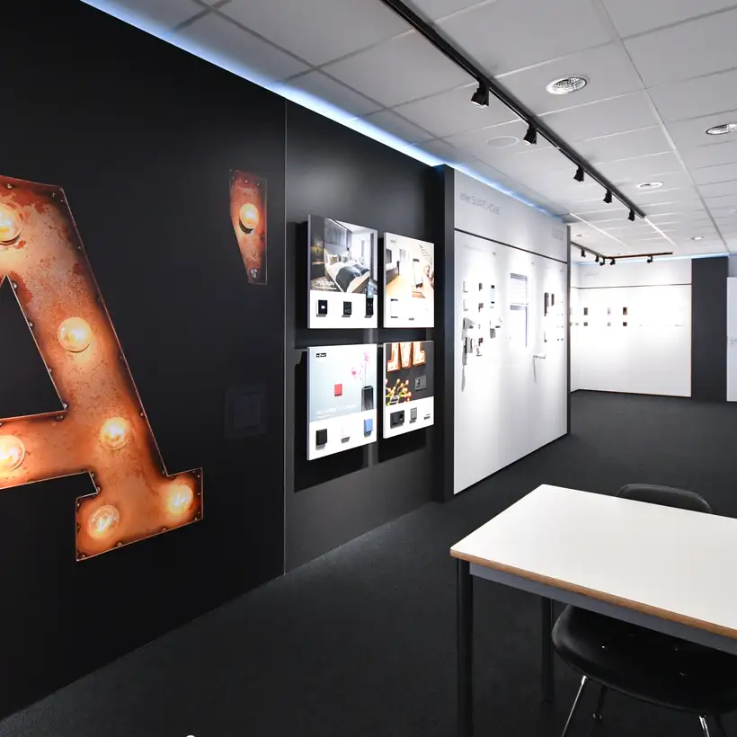 JUNG Brandsection Hateha, Schulungsraum mit Bestuhlung umgeben von Präsentationsdisplays