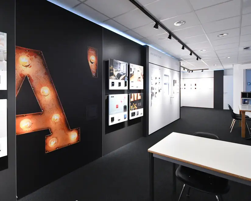 JUNG Brandsection Hateha, Schulungsraum mit Bestuhlung umgeben von Präsentationsdisplays