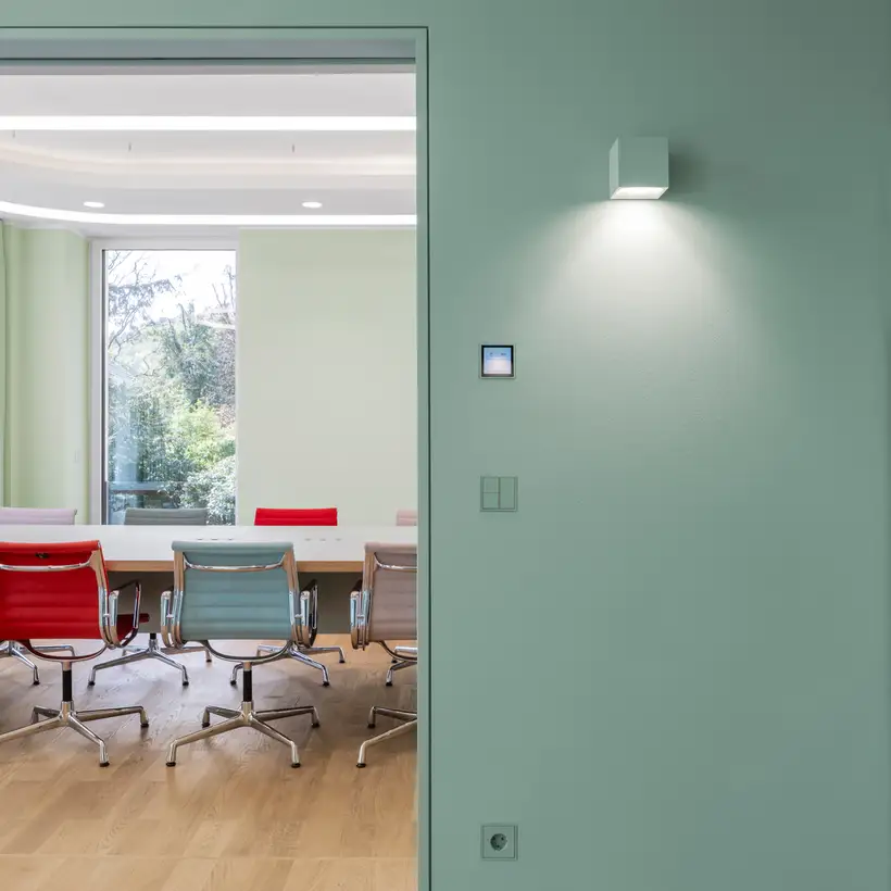 Zugang zum Besprechungsraum der JUNG Gründervilla mit LS TOUCH, Taster F 40 und JUNG SCHUKO® Steckdose in Les Couleurs® Le Corbusier