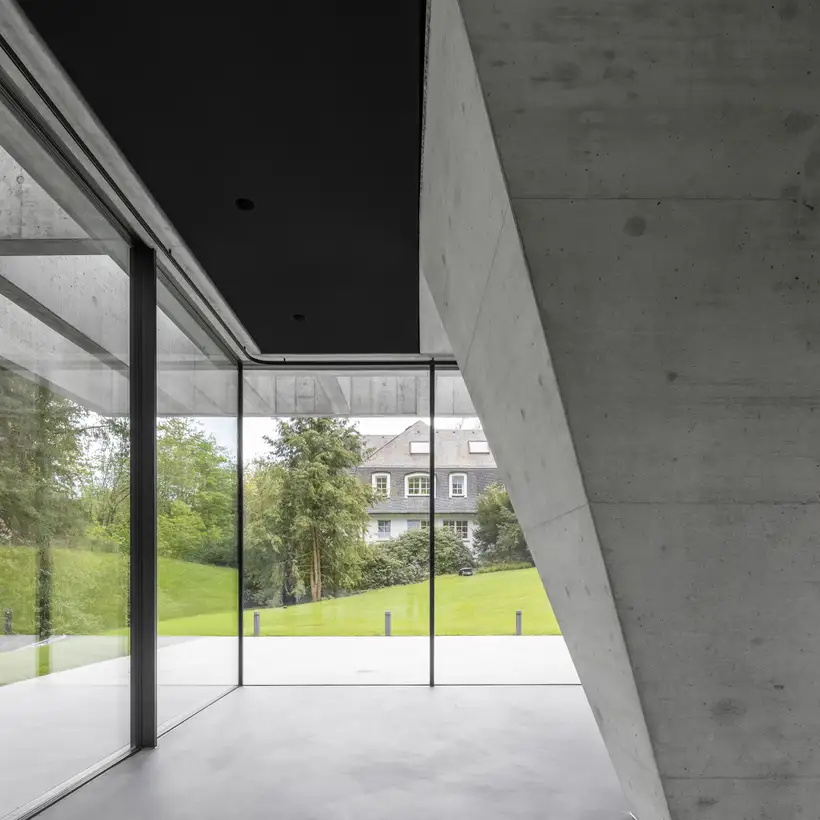 Neubau der Gründervilla mit Blick in die Gartenanlage.