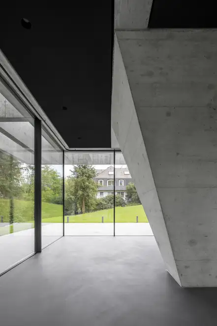 Neubau der Gründervilla mit Blick in die Gartenanlage.