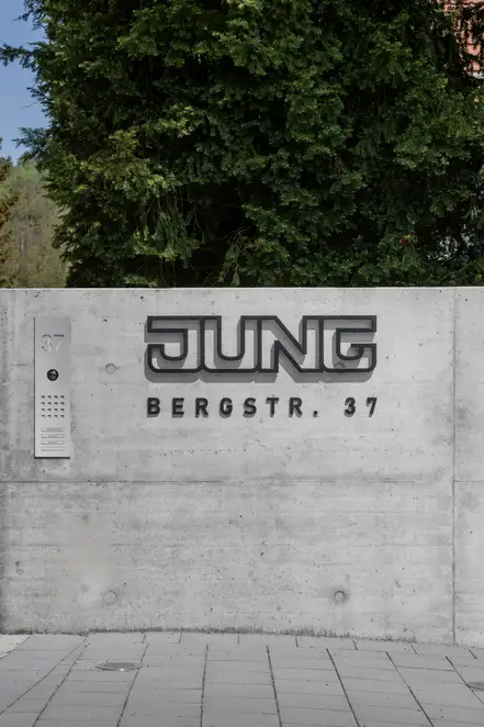 Einfahrt der JUNG Gründervilla