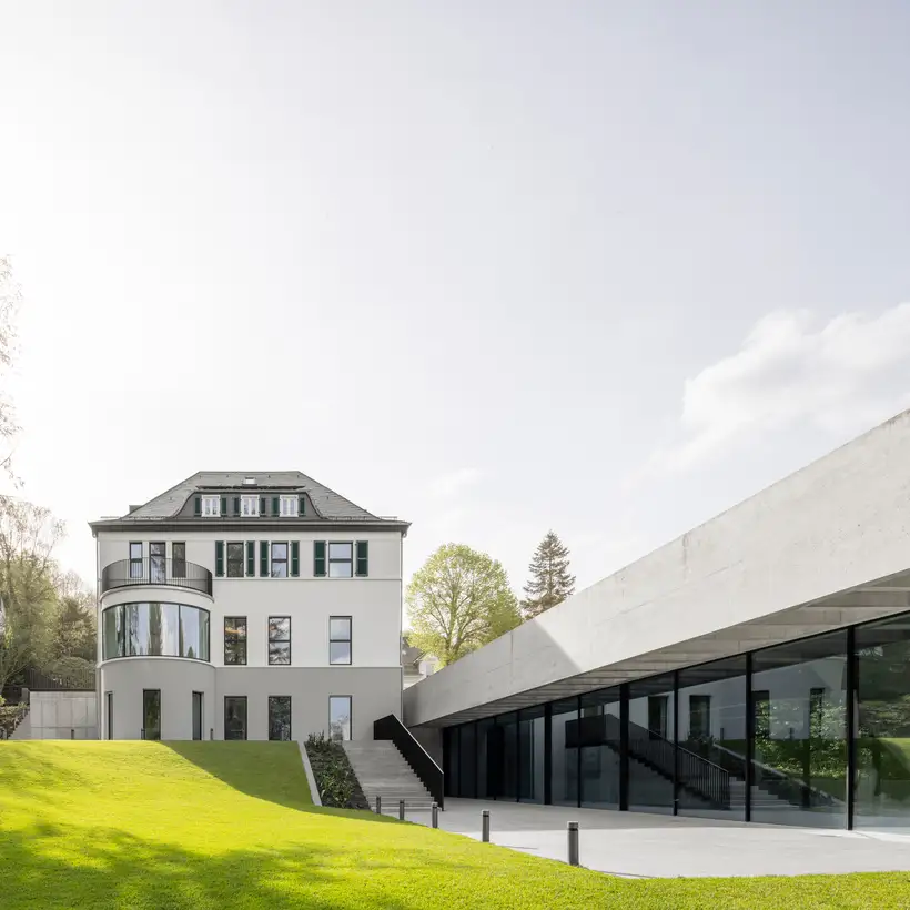 Rückseitige Außenansicht der JUNG Gründervilla