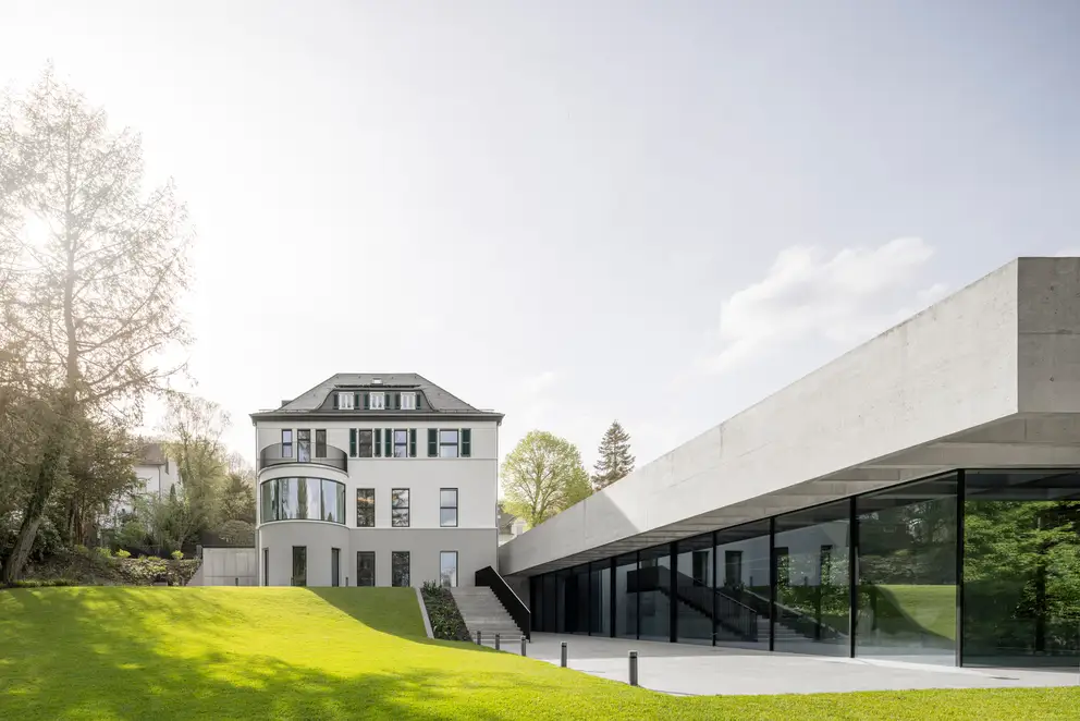 Rückseitige Außenansicht der JUNG Gründervilla