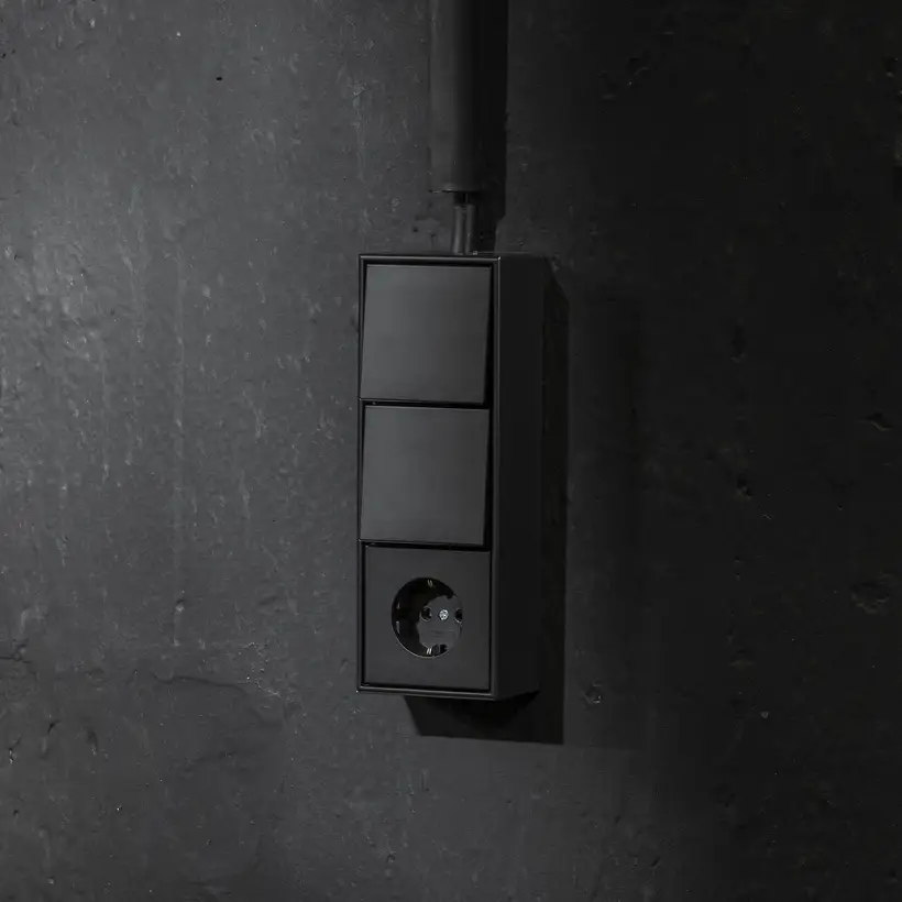 LS CUBE in Graphitschwarz matt / Dreier-Dose mit zwei Wippen und einer SCHUKO®-Steckdose