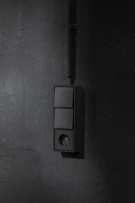 LS CUBE in Graphitschwarz matt / Dreier-Dose mit zwei Wippen und einer SCHUKO®-Steckdose