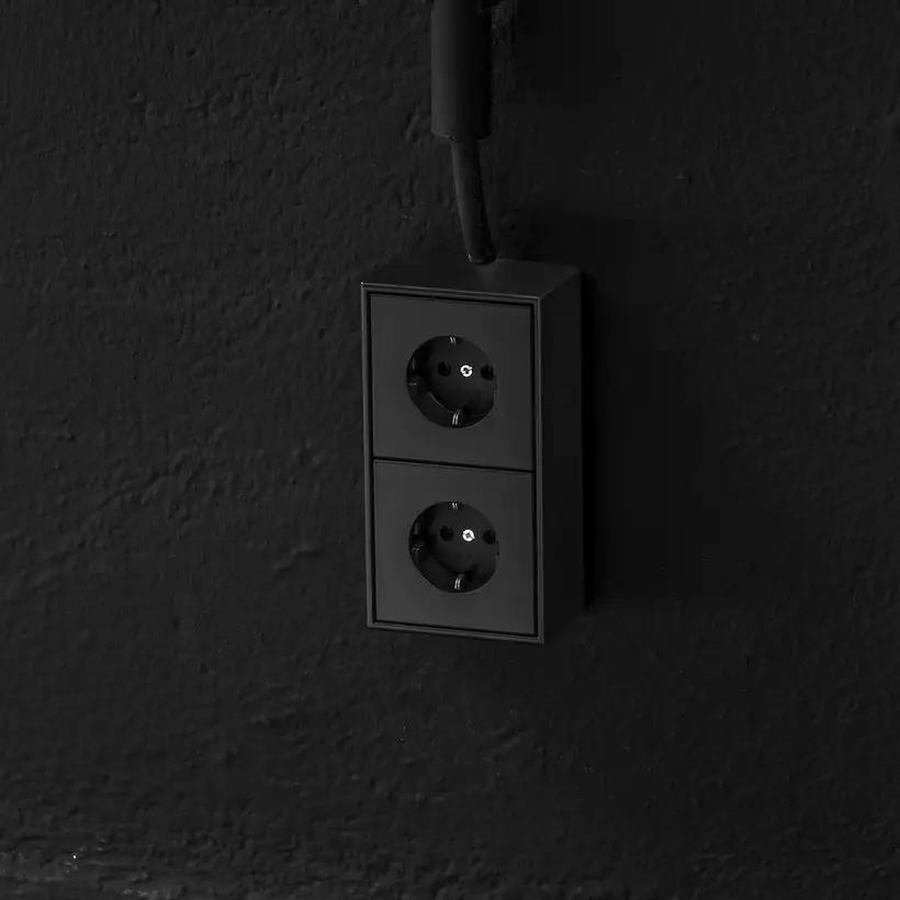 LS CUBE in Graphitschwarz matt / SCHUKO®-Steckdose 2fach