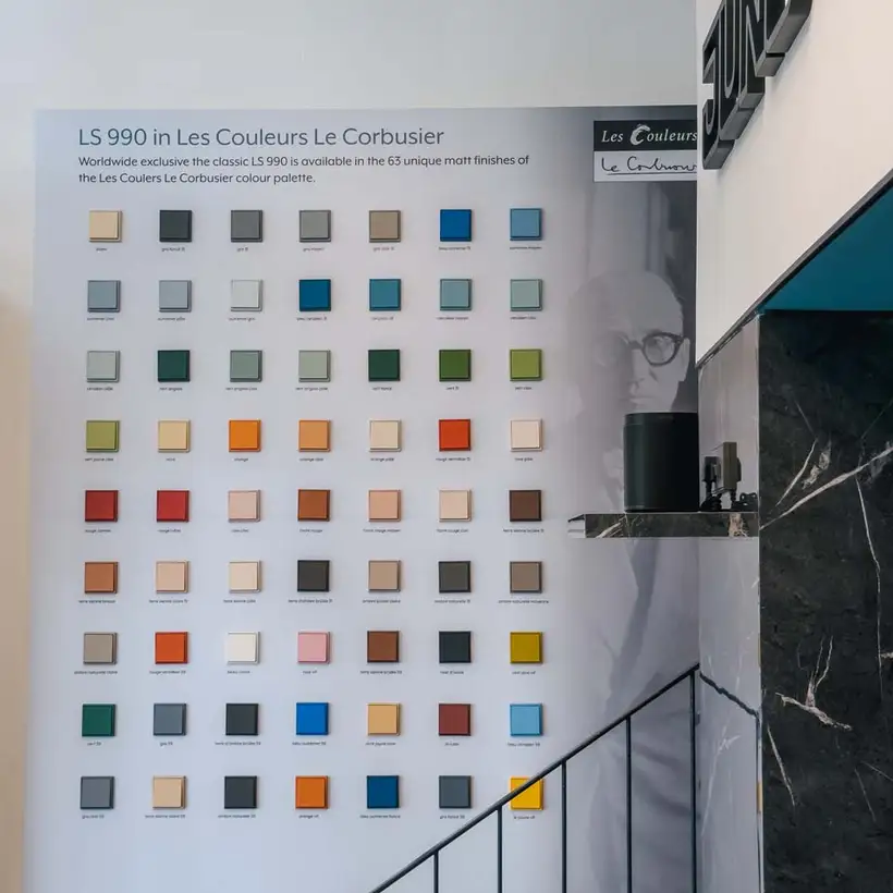 Brandstore Kuala Lumpur, Präsentationsdisplay LS 990 in Les Couleurs® Le Corbusier