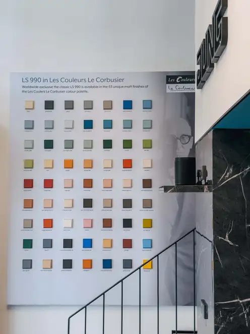 Brandstore Kuala Lumpur, Präsentationsdisplay LS 990 in Les Couleurs® Le Corbusier