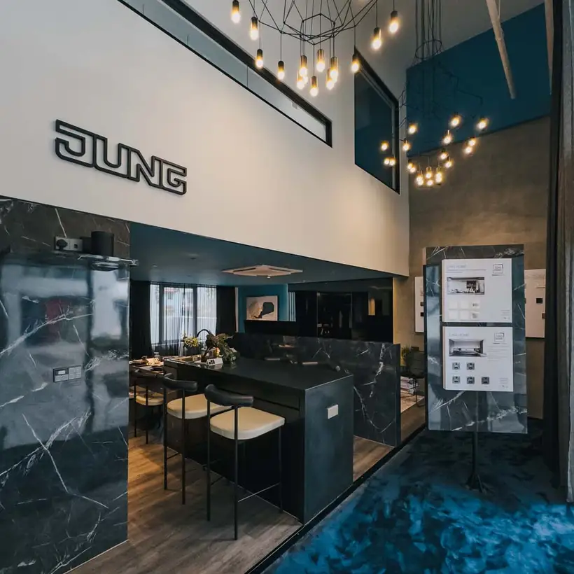 Brandstore Kuala Lumpur, Präsentationstisch aus Marmor unter großen Deckenleuchten