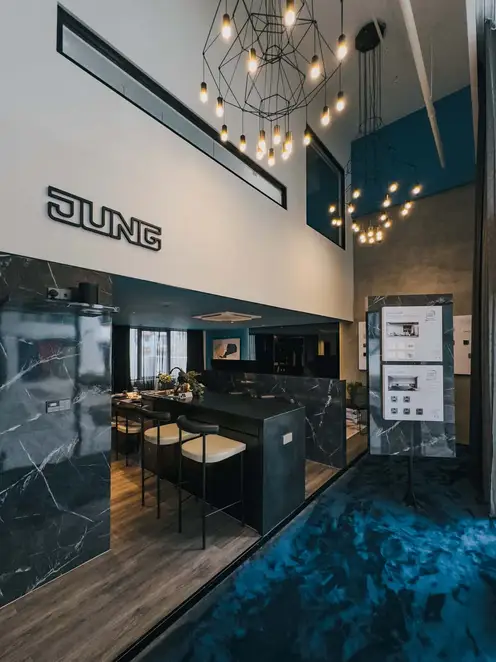 Brandstore Kuala Lumpur, Präsentationstisch aus Marmor unter großen Deckenleuchten
