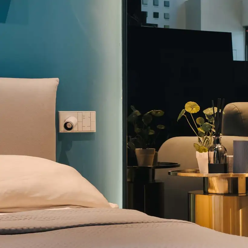 Brandstore Kuala Lumpur, Ambiente-Darstellung Bett mit Plug & Light LED-Strahler