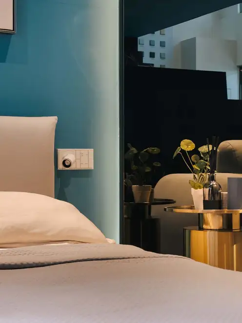 Brandstore Kuala Lumpur, Ambiente-Darstellung Bett mit Plug & Light LED-Strahler