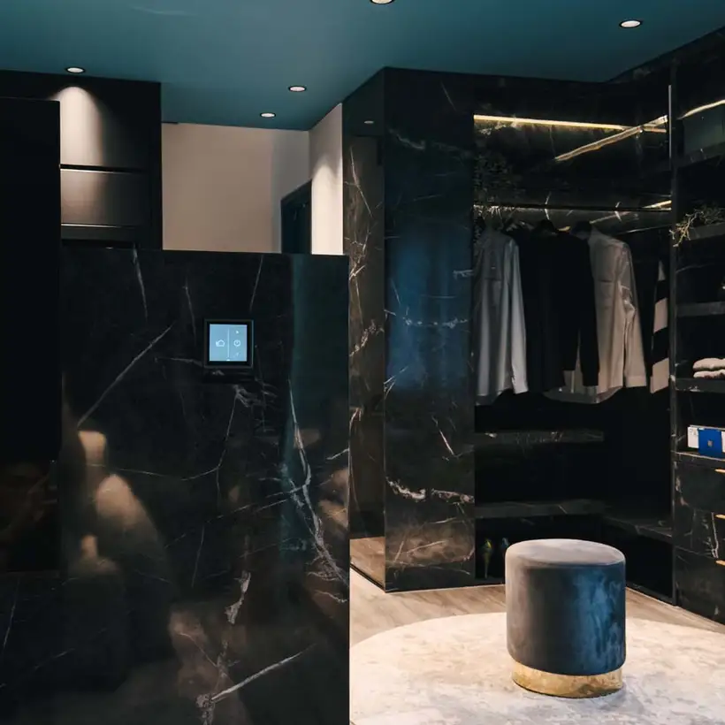 Brandstore Kuala Lumpur, KNX Smart Home Installation in Ambiente dunkel marmoriertes Ankleidezimmer
