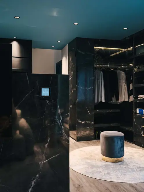 Brandstore Kuala Lumpur, KNX Smart Home Installation in Ambiente dunkel marmoriertes Ankleidezimmer