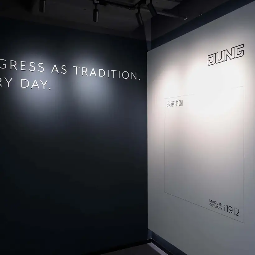 Brandsection Shanghai, Slogan "Progress as tradition. Every day." auf schwarzem Hintergrund