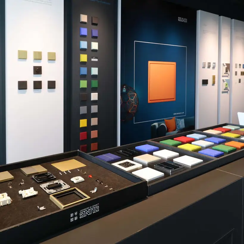 Brandsection Shanghai, verschiedene Präsentationsdisplays auf schwarzer Kommode und an der Wand montiert