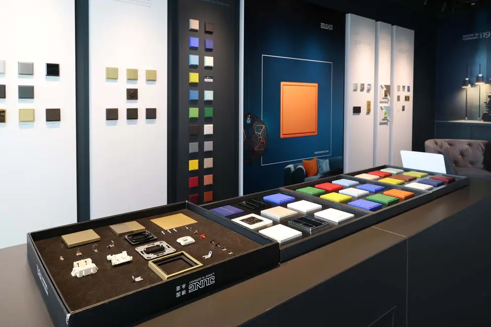 Brandsection Shanghai, verschiedene Präsentationsdisplays auf schwarzer Kommode und an der Wand montiert