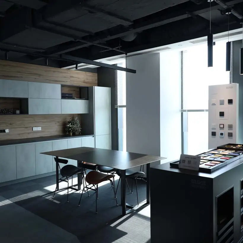 Brandsection Shanghai, Beratungsecke mit Präsentationsdisplays stehend und lauf schwarzer Kommode