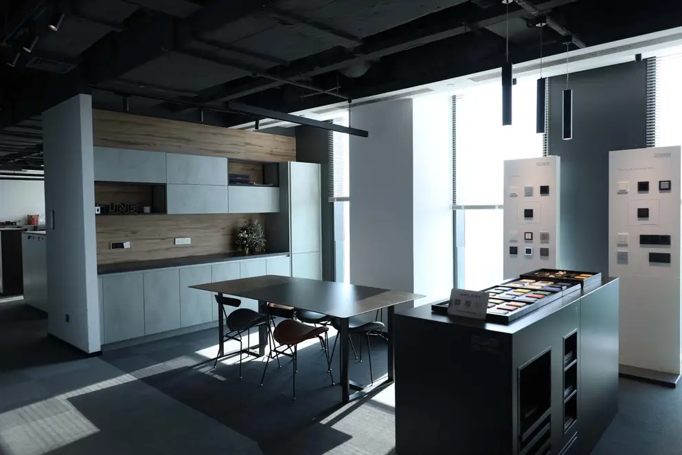 Brandsection Shanghai, Beratungsecke mit Präsentationsdisplays stehend und lauf schwarzer Kommode