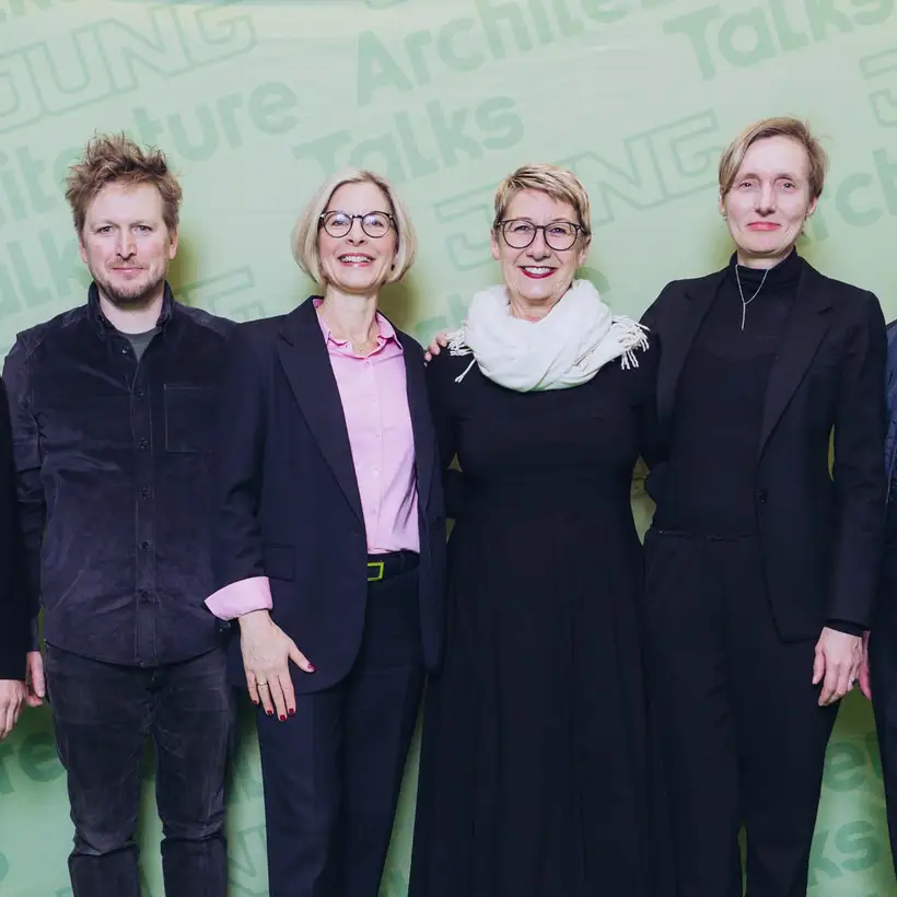 Architekturgespräche in Stuttgart 2025, Referent/-innen und Moderatorin vor grünem Hintergrund