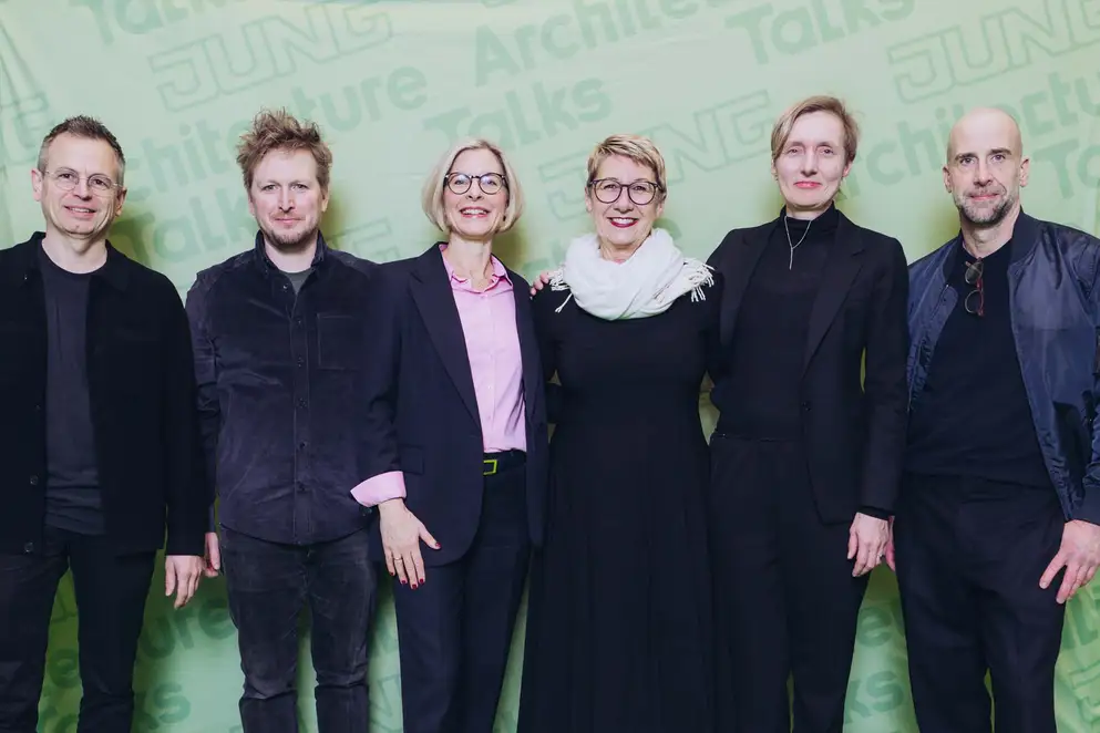 Architekturgespräche in Stuttgart 2025, Referent/-innen und Moderatorin vor grünem Hintergrund