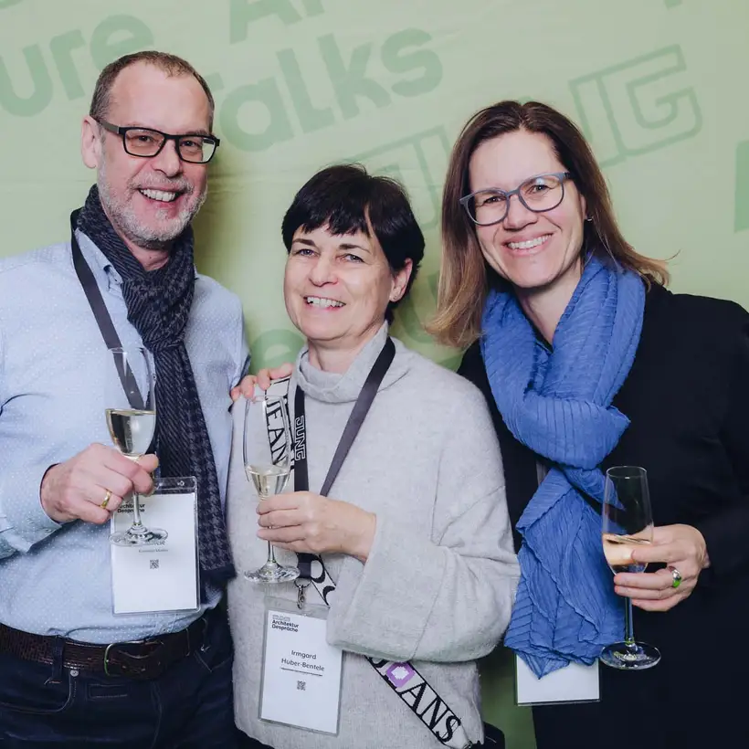 Architekturgespräche in Stuttgart 2025, Besucherinnen und Besucher vor grünem Hintergrund