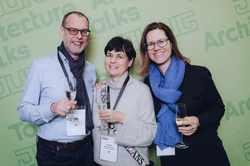 Architekturgespräche in Stuttgart 2025, Besucherinnen und Besucher vor grünem Hintergrund