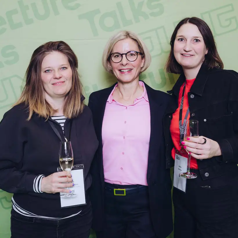 Architekturgespräche in Stuttgart 2025, Besucherinnen und Moderatorin vor grünem Hintergrund
