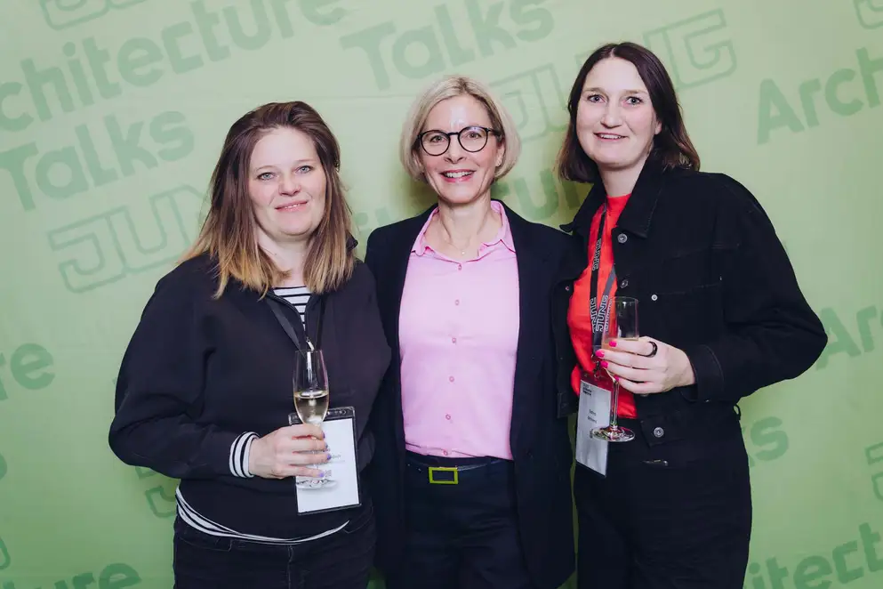 Architekturgespräche in Stuttgart 2025, Besucherinnen und Moderatorin vor grünem Hintergrund