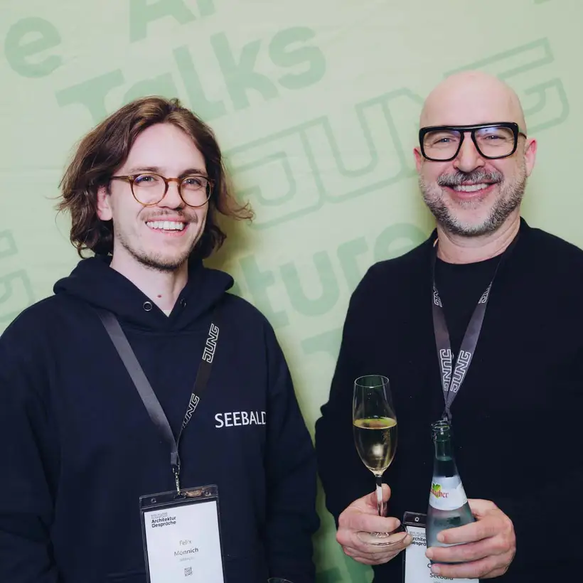 Architekturgespräche in Stuttgart 2025, Besucherin und Besucher vor grünem Hintergrund