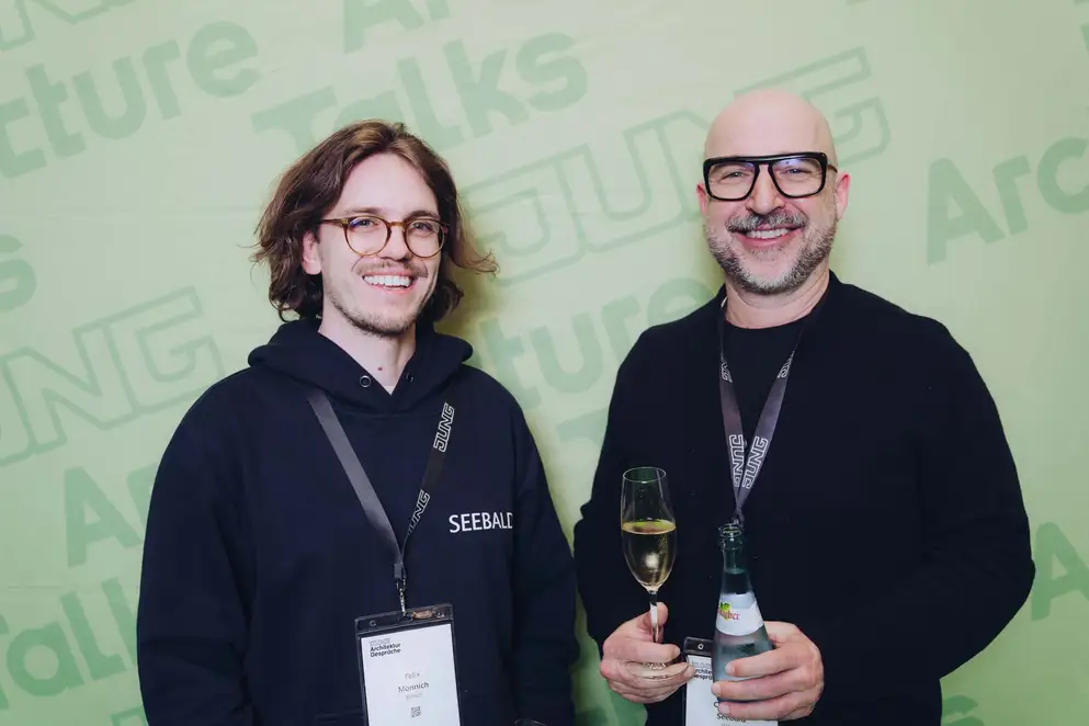 Architekturgespräche in Stuttgart 2025, Besucherin und Besucher vor grünem Hintergrund
