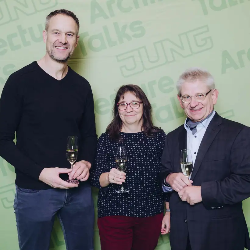 Architekturgespräche in Stuttgart 2025, Besucherin und Besucher vor grünem Hintergrund