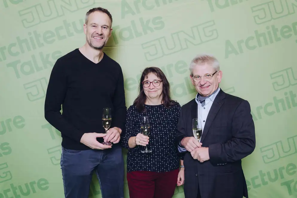 Architekturgespräche in Stuttgart 2025, Besucherin und Besucher vor grünem Hintergrund