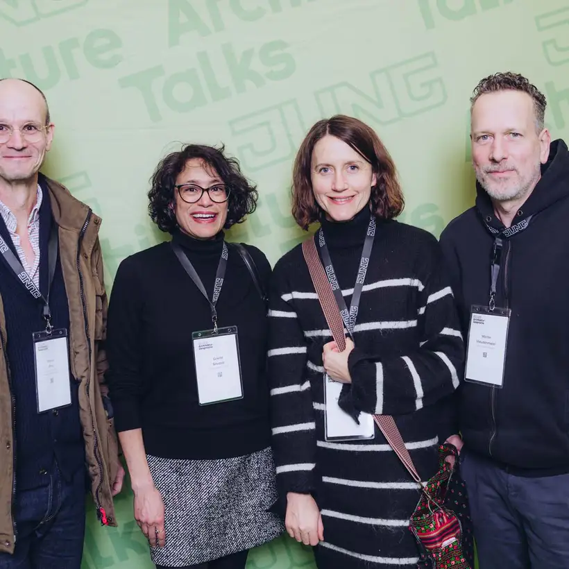 Architekturgespräche in Stuttgart 2025, Besucherinnen und Besucher vor grünem Hintergrund
