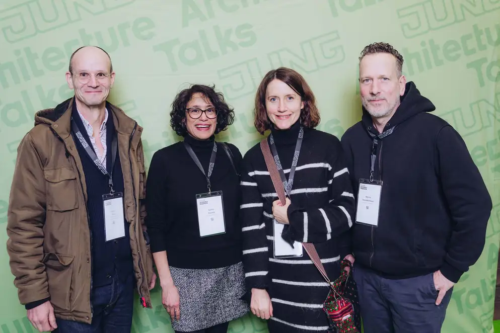 Architekturgespräche in Stuttgart 2025, Besucherinnen und Besucher vor grünem Hintergrund