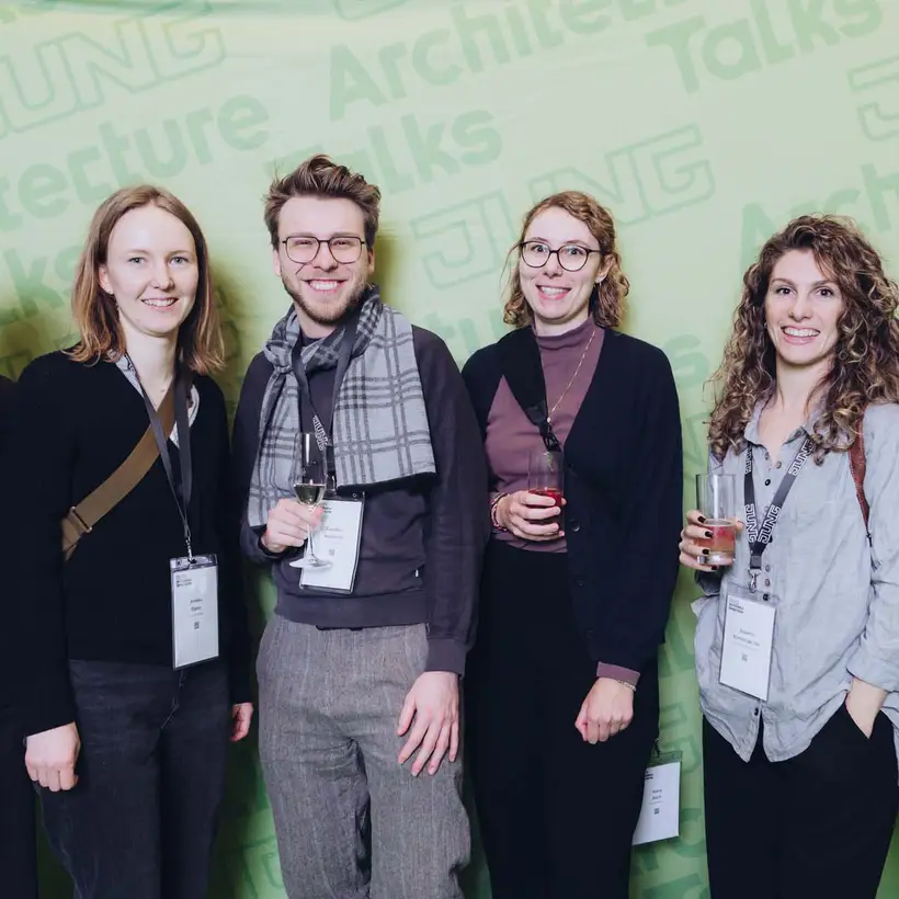 Architekturgespräche in Stuttgart 2025, Besucherinnen und Besucher vor grünem Hintergrund