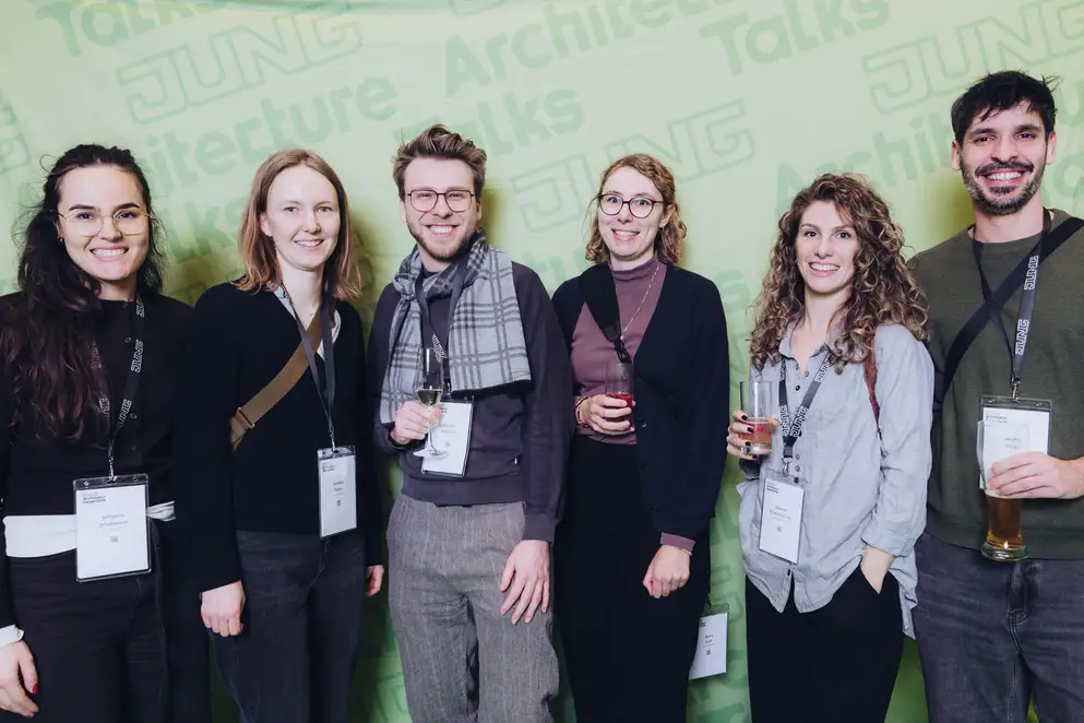 Architekturgespräche in Stuttgart 2025, Besucherinnen und Besucher vor grünem Hintergrund