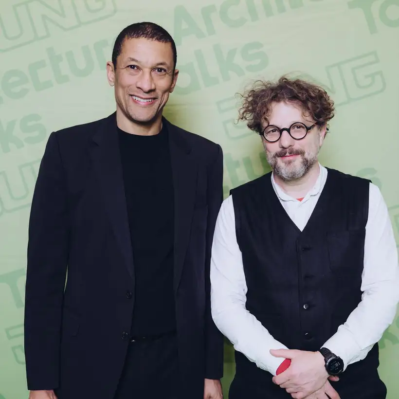 Architekturgespräche in Stuttgart 2025, Besucher vor grünem Hintergrund