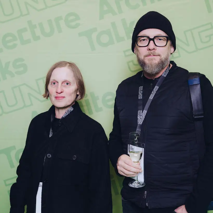 Architekturgespräche in Stuttgart 2025, Besucherin und Besucher vor grünem Hintergrund